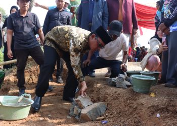 Bupati Lampung Tengah Letakkan Batu Pertama Pembangunan Jembatan Jalan Pertanian di Trimurjo