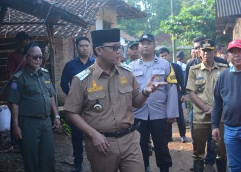Bupati Lampung Tengah Ardito Wijaya Tinjau Langsung Warga Terdampak Musibah Angin Puting Beliung Di Punggur, Serahkan Bantuan