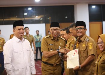 Bupati Ardito Wijaya Secara Simbolis Menerima Sertifikat Tanah Dari Menteri ATR/BPN Republik Indonesia, Nusron Wahid