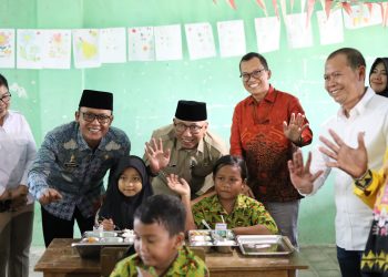 Bupati Lampung Tengah Ardito Wijaya Dampingi Gubernur Lampung Rahmat Mirzani Djausal Peluncuran Dapur Makan Bergizi Gratis