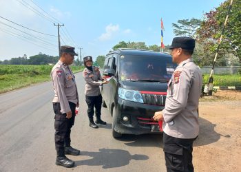 Polsek Bandar Sribhawono Bagikan dan Pasang Bendera Merah Putih di Kendaraan Pengguna Jalan Raya