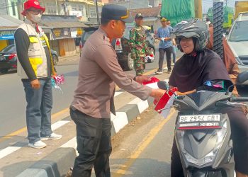Ribuan Bendera Merah Putih Dibagikan, Forkopimcam Seputih Banyak Kobarkan Semangat Nasionalisme