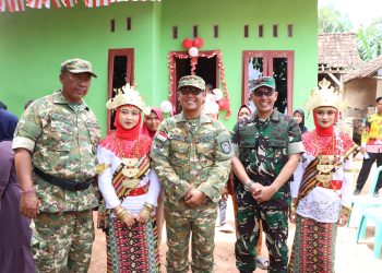 Bupati Lampung Tengah Ardito Wijaya Bersama Wakil Bupati I Komang Koheri, Mendampingi Komandan Korem 043/Garuda Hitam Brigjen TNI Haryantana, Dalam Acara Penutupan TNI Manunggal Membangun Desa (TMMD) ke-125 Yang Berlangsung di Kampung Sukanegara