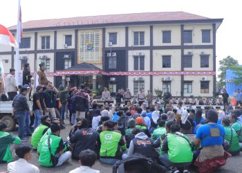 Polres Metro Melaksanakan Pengamanan Giat Aksi Damai Mahasiswa dan Komunitas Ojol di Polres Metro dan Kantor DPRD Kota Metro
