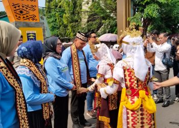 Walikota Metro H. Bambang Iman Santoso Membuka Kegiatan Festival Literasi 2025 Di Halaman Dinas Perpustakaan dan Kearsipan Daerah Kota Metro