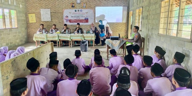Kunjungi SMP Sunan Ampel Punggur, Polres Lampung Tengah Edukasi Kenakalan Remaja dan Pencegahan Radikalisme