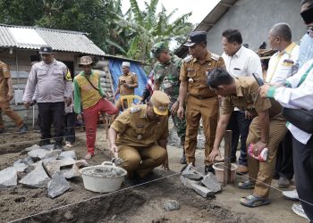 Pelaksana Tugas (Plt.) Bupati Lampung Tengah, I Komang Koheri, Melakukan Peletakan Batu Pertama Rumah Tidak Layak Huni Oleh Badan Amil Zakat Nasional Kabupaten Lampung Tengah