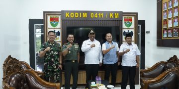 Plt.Bupati Lampung Tengah, I Komang Koheri, Bersama Komandan Kodim 0411/KM Letkol Inf. Noval Darmawan, Sambut Kunjungan Komandan Korem 043/Garuda Hitam (Gatam) Brigjen TNI Haryantana, di Markas Kodim 0411/KM