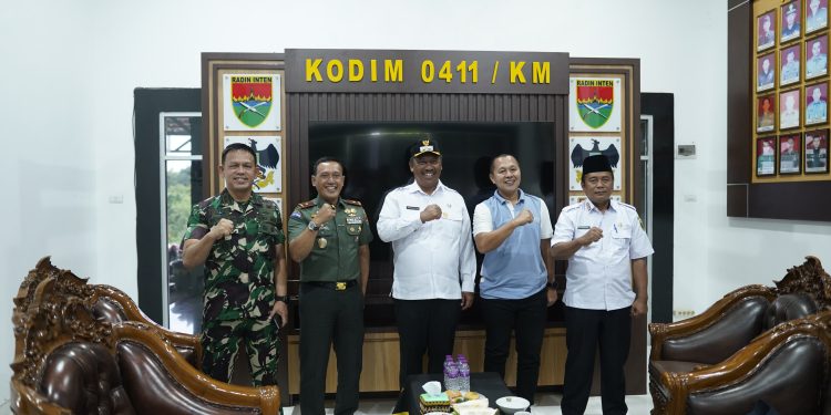 Plt.Bupati Lampung Tengah, I Komang Koheri, Bersama Komandan Kodim 0411/KM Letkol Inf. Noval Darmawan, Sambut Kunjungan Komandan Korem 043/Garuda Hitam (Gatam) Brigjen TNI Haryantana, di Markas Kodim 0411/KM