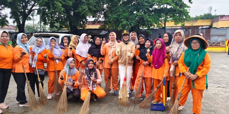 Aksi Nyata Ketua DPRD Metro: Ria Hartini Rangkul Warga Bersihkan Titik Vital Kota