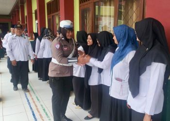 Ops Keselamatan Krakatau 2026, Polantas Lampung Tengah Jadi Pembina Upacara di Sekolah-Sekolah