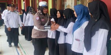 Ops Keselamatan Krakatau 2026, Polantas Lampung Tengah Jadi Pembina Upacara di Sekolah-Sekolah