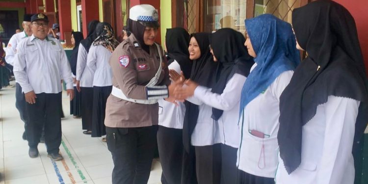 Ops Keselamatan Krakatau 2026, Polantas Lampung Tengah Jadi Pembina Upacara di Sekolah-Sekolah