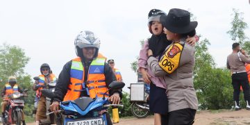 Polres Lampung Timur Siagakan Personel Bantu Penyebrangan Warga dan Anak Sekolah di Sungai Way Bungur