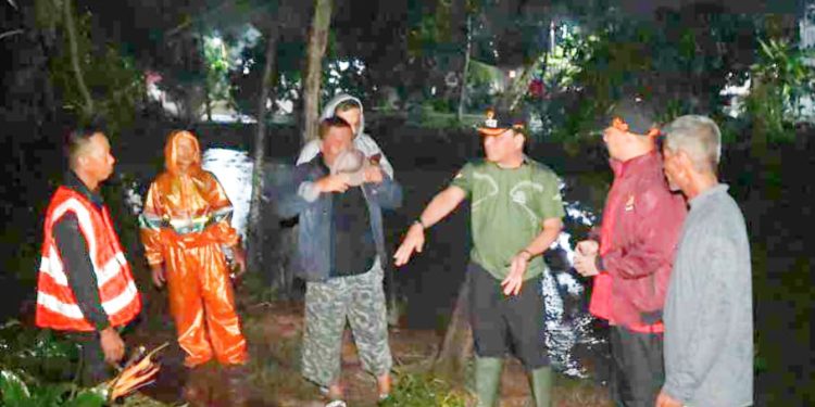 Walikota Metro Turun Langsung Pimpin Gotong Royong Membersihkan Pohon Tumbang