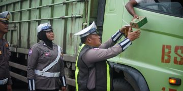 Ramadhan Penuh Kebersamaan, Polres Lampung Tengah Tak Pernah Absen Berbagi Takjil untuk Pengguna Jalan