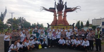 Wujud Kepedulian Polri Bersama Kemenag, Polres Lampung Tengah Bagikan Ratusan Takjil Untuk Masyarakat