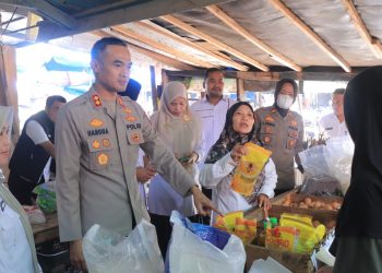 Kapolres Metro Polda Lampung Bersama Instansi Terkait Cek Ketersediaan Sembako di Pasar Kopindo Jelang Idul Fitri