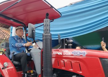 Dorong Kesejahteraan Petani, Wali Kota Metro Turun Langsung Jemput Bantuan 19 Traktor ke Pusat