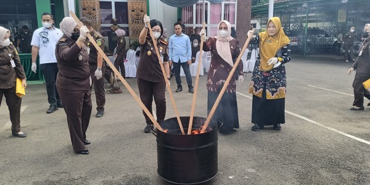 Kejari Metro Musnahkan Barang Bukti 51 Perkara dan Ungkap Rampasan Aset TPPU Judi Online Lebih dari Rp5,4 Miliar