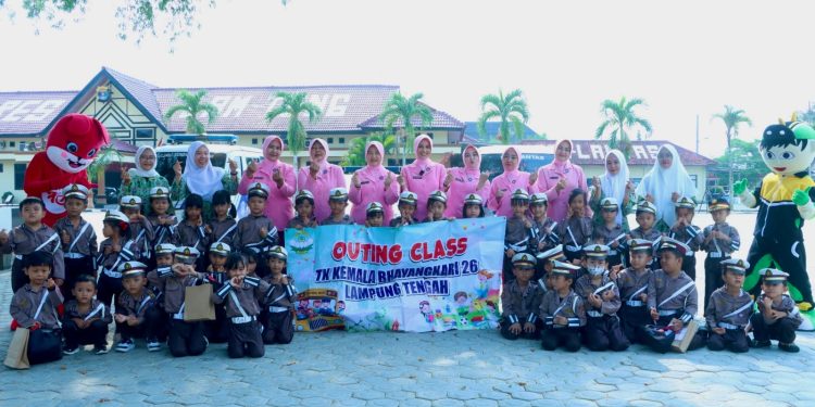 Ceria Belajar Bersama Polisi, TK Kemala Bhayangkari 26 Lampung Tengah Gelar Outing Class