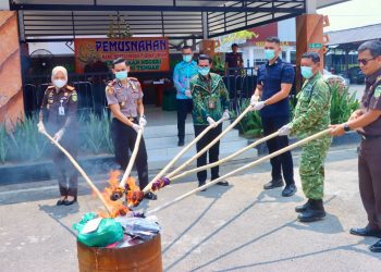 Komitmen Berantas Kejahatan, Polres dan Kejari Lampung Tengah Musnahkan Barang Bukti Narkoba hingga Sajam